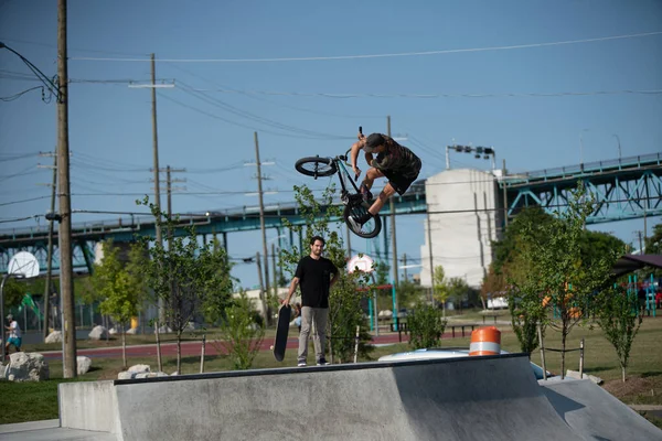 Detroit Michigan Usa 2019 Skaters Bmx Bikers Practice Trick Detroit — 스톡 사진