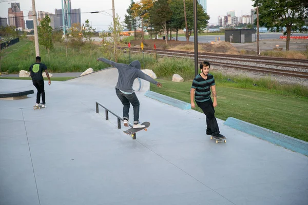 Detroit Michigan Usa 2019 Skaters Bikers Practice Tricks Dusk Detroit — Stock Photo, Image