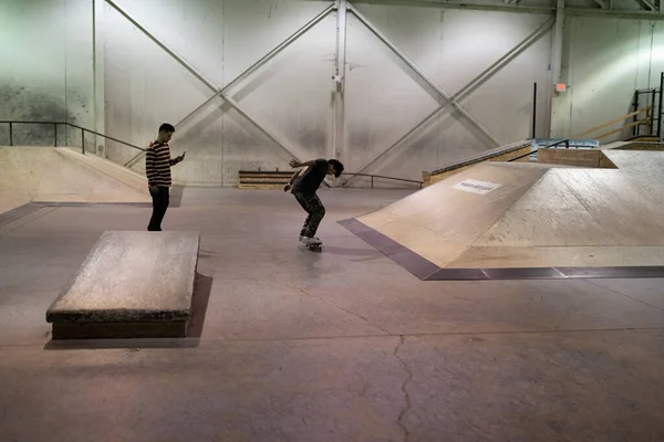 Royal Oak Michigan Usa Korcsolyázók Gyakorolják Trükkjeiket Modern Skate Parkban — Stock Fotó