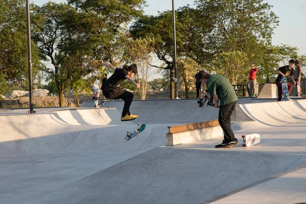 Detroit Michigan Usa 2019 Skaters Practice Tricks Sunset Urban Skate — Stock Photo, Image
