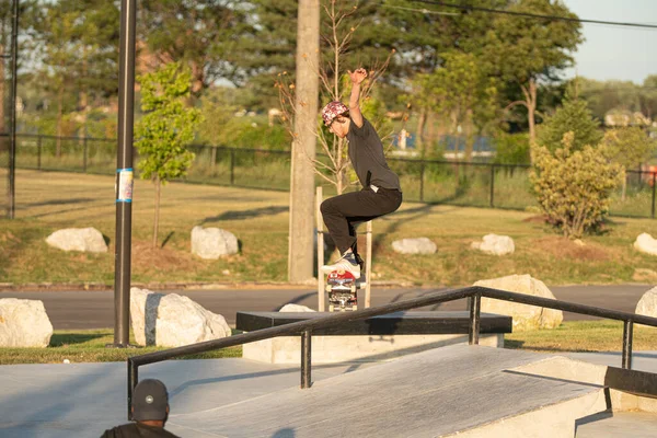 Detroit Michigan Eua 2019 Patinadores Praticam Truques Pôr Sol Parque — Fotografia de Stock