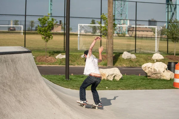 Detroit Michigan Usa 2019 Skater Üben Ihre Skateboard Tricks Einem — Stockfoto