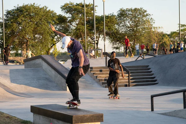 Detroit Michigan Usa 2019 Pattinatori Praticano Trucchi Tramonto Allo Skate — Foto Stock