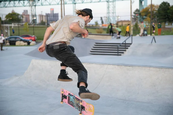 Detroit Michigan Eua 2019 Patinadores Motociclistas Praticam Truques Entardecer Detroit — Fotografia de Stock