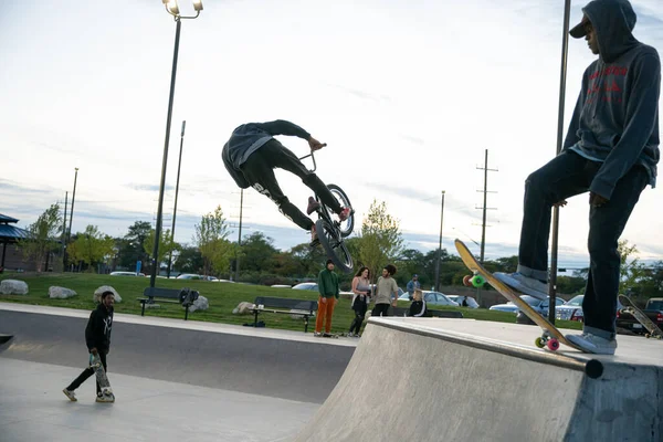 Detroit Michigan Estados Unidos 2019 Patinadores Ciclistas Practican Trucos Atardecer —  Fotos de Stock