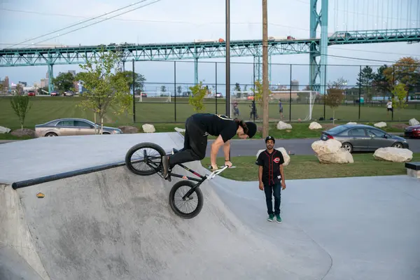 Detroit Michigan Usa 2019 Skaters Bikers Practice Tricks Dusk Detroit — Stock Photo, Image