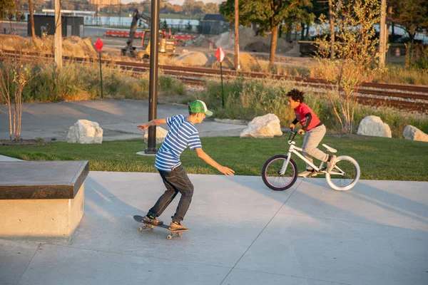 디트로이트 2019 디트로이트 스케이트 공원에서 일몰시에 스케이트와 자전거를 사람들이 묘기를 — 스톡 사진