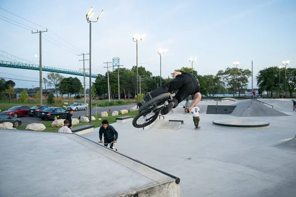 Detroit Michigan Usa 2019 Pattinatori Motociclisti Allenano Crepuscolo Detroit — Foto Stock