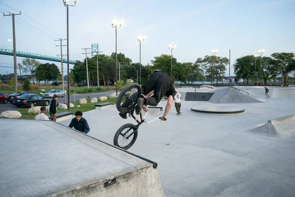 Detroit Michigan Usa 2019 Skaters Bikers Practice Tricks Dusk Detroit — Stock Photo, Image