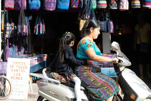 Mujer Tienda Con Una Bicicleta — Foto de Stock