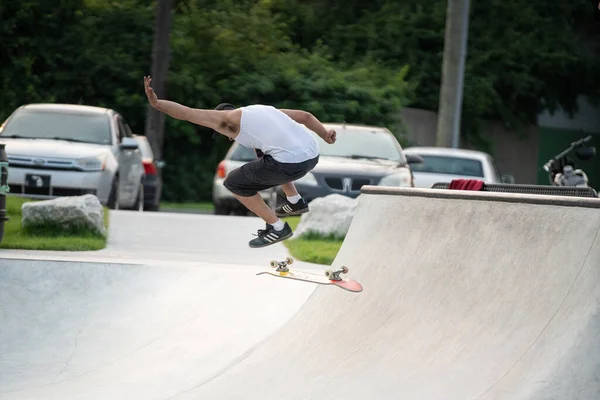 Detroit Michigan Usa 2020 Łyżwiarze Rowerzyści Ćwiczą Sztuczki Skateparku Zewnętrznym — Zdjęcie stockowe