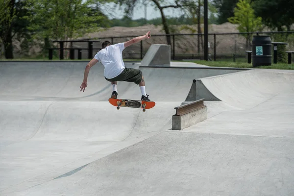 Detroit Michigan Usa 2019 Skateboardisté Procvičují Své Dovednosti Slunečného Dne — Stock fotografie