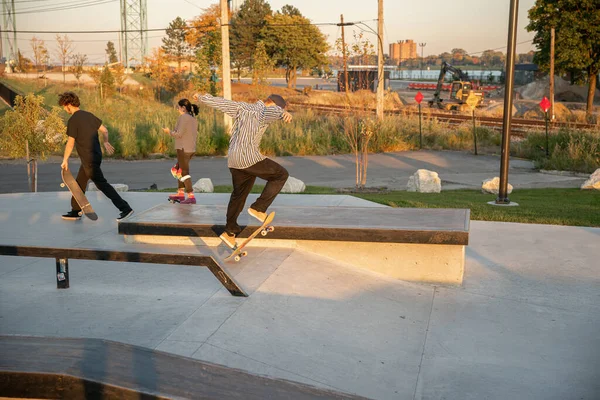 Detroit Michigan Usa 2019 Skaters Bikers Practice Tricks Sunset Detroit — стоковое фото