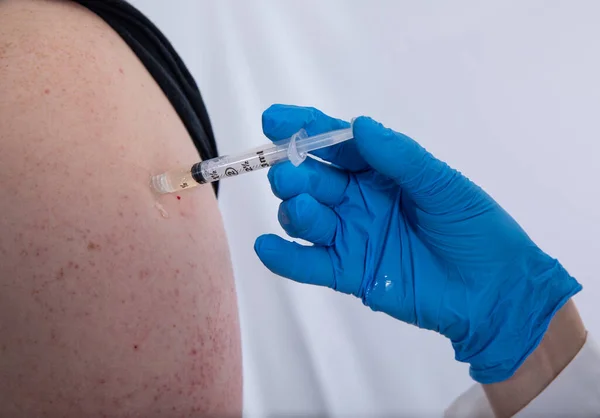 Läkare Som Ger Vaccinationer Ger Dig Spruta Armen — Stockfoto