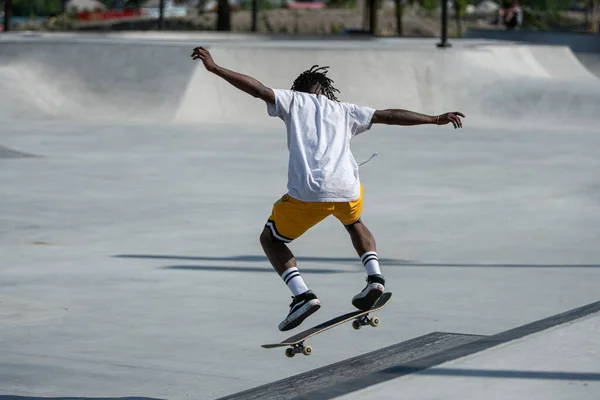 Detroit Michigan Usa 2019 Pattinatori Praticano Loro Trucchi Skateboard Nello — Foto Stock