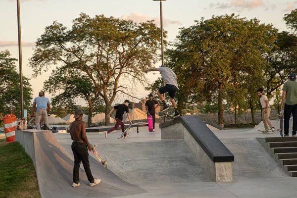 Detroit Michigan Usa 2019 Pattinatori Praticano Trucchi Tramonto Allo Skate — Foto Stock