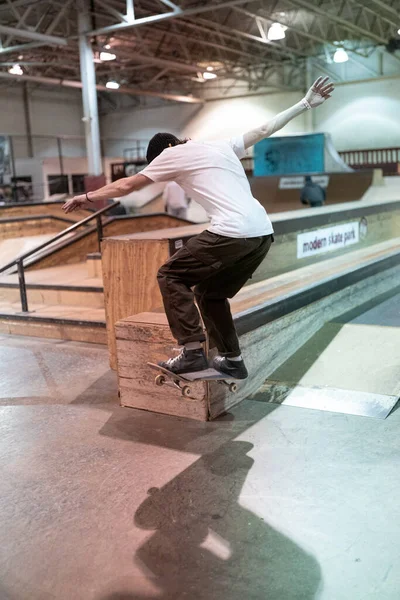 Royal Oak Michigan Usa Korcsolyázók Gyakorolják Trükkjeiket Modern Skate Parkban — Stock Fotó