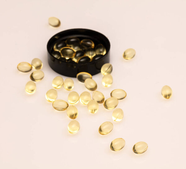 золотые монеты в виде сердца на белом фоне