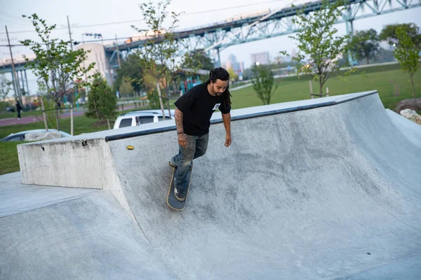 Detroit Michigan Usa 2019 Skater Üben Tricks Bei Sonnenuntergang Skatepark — Stockfoto