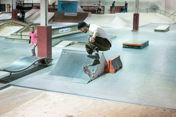 Royal Oak Michigan Usa Korcsolyázók Gyakorolják Trükkjeiket Modern Skate Parkban — Stock Fotó