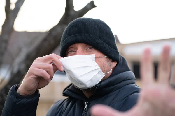 Man Bär Skyddande Andningsmask För Att Undvika Bakterier — Stockfoto