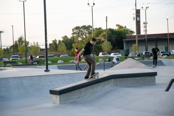 Detroit Michigan Usa 2019 Skaters Bikers Practing Tricks Dusk Detroit — стокове фото