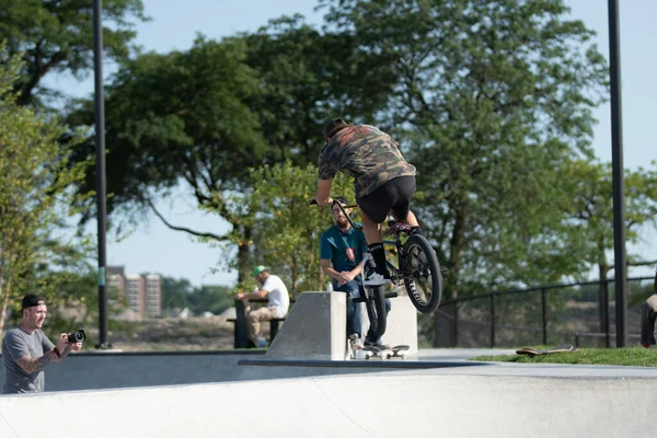 Detroit Michigan Usa 2019 Skater Und Bmx Fahrer Üben Tricks — Stockfoto