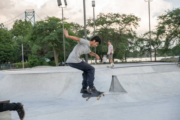 Detroit Michigan Eua 2019 Skaters Pratica Truques Skates Centro Detroit — Fotografia de Stock