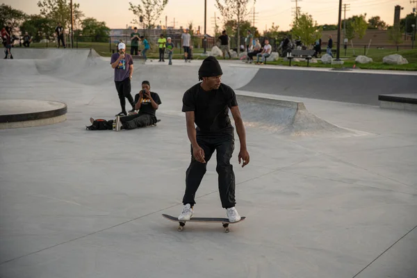 Detroit Michigan Usa 2019 Pattinatori Praticano Trucchi Tramonto Allo Skate — Foto Stock