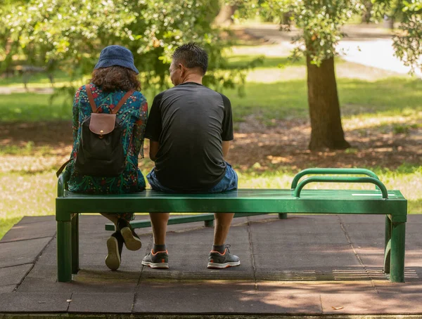 Desconocido Feliz Pareja Tomar Descanso Para Hablar Banco Del Parque — Foto de Stock