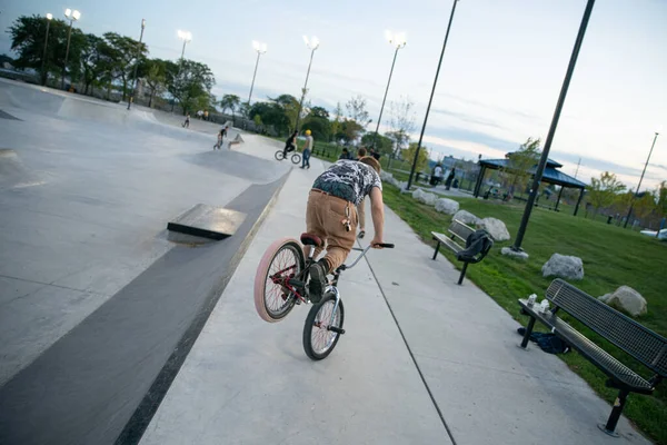 Detroit Michigan Estados Unidos 2019 Patinadores Ciclistas Practican Trucos Atardecer — Foto de Stock