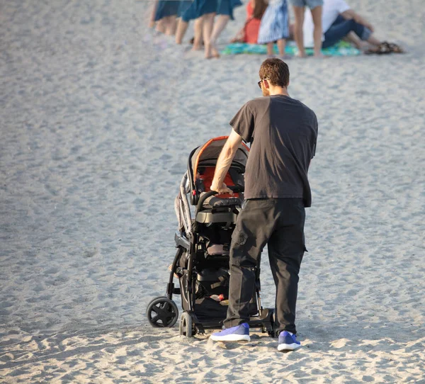 Handicapé Homme Femme Fauteuil Roulant Avec Marchette — Photo