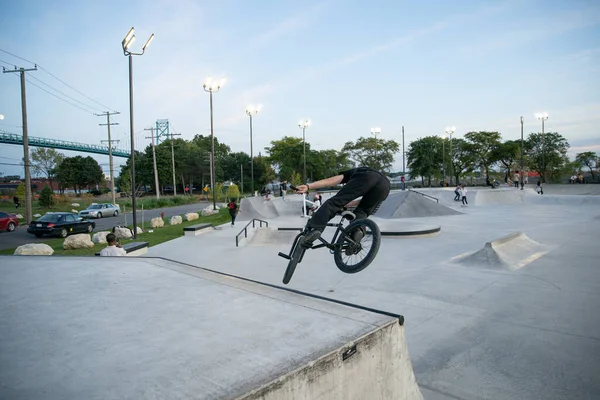 Detroit Michigan Usa 2019 Skaters Bikers Practice Trick Dusk Detroit — 스톡 사진