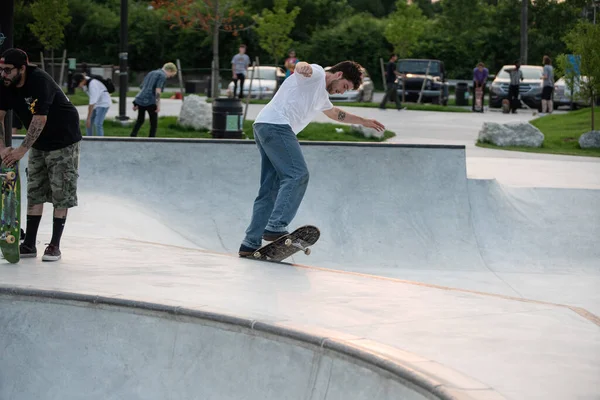 Detroit Michigan Usa 2020 Łyżwiarze Rowerzyści Ćwiczą Sztuczki Skateparku Zewnętrznym — Zdjęcie stockowe