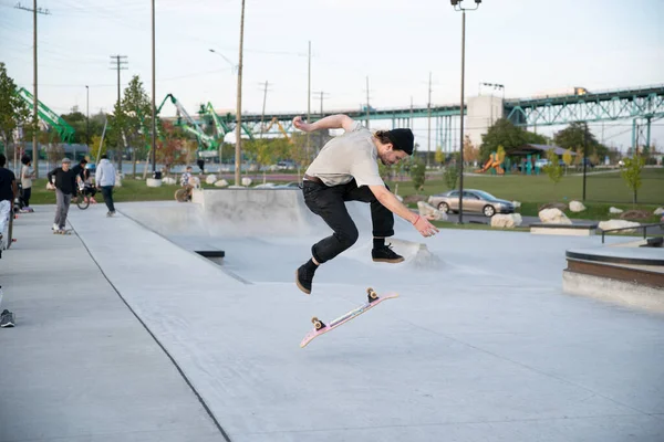 Detroit Michigan Estados Unidos 2019 Patinadores Ciclistas Practican Trucos Atardecer —  Fotos de Stock