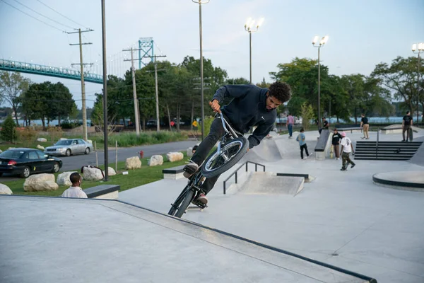 Detroit Michigan Usa 2019 Skaters Bikers Practice Tricks Dusk Detroit — Stock Photo, Image