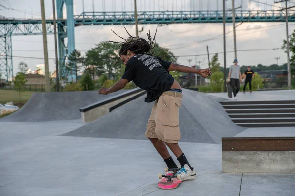 Detroit Michigan Eua 2019 Skaters Pratica Truques Skates Centro Detroit — Fotografia de Stock