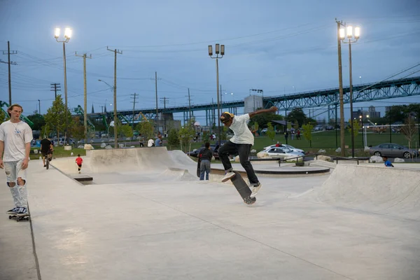 미시간주 디트로이트 2019 디트로이트의 황혼에서 스케이트 선수들이 트릭을 연습하고 — 스톡 사진
