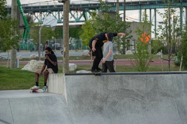 Detroit Michigan Estados Unidos 2019 Los Patinadores Practican Trucos Patinetas —  Fotos de Stock