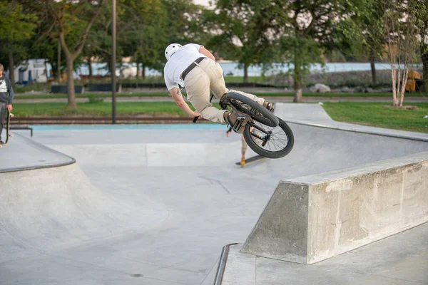 Detroit Michigan Estados Unidos 2019 Skaters Bikers Practican Trucos Atardecer —  Fotos de Stock