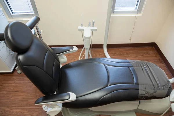 Οδοντιατρική Εξέταση Καρέκλα Είναι Άδειο Και Περιμένει Για Έναν Ασθενή — Φωτογραφία Αρχείου