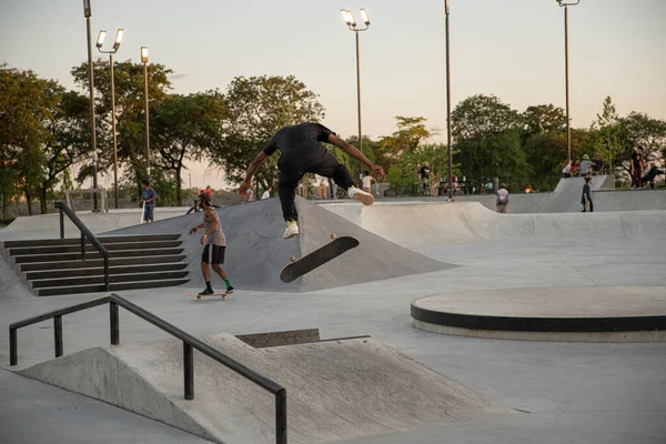 Detroit Michigan Eua 2019 Patinadores Praticam Truques Pôr Sol Parque — Fotografia de Stock