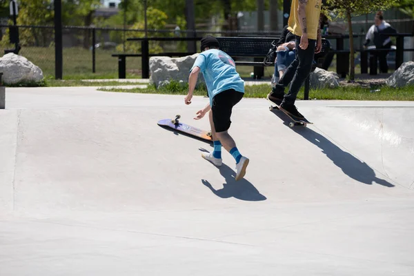 Detroit Michigan Estados Unidos Mayo 2020 Patinadores Ciclistas Practican Trucos — Foto de Stock