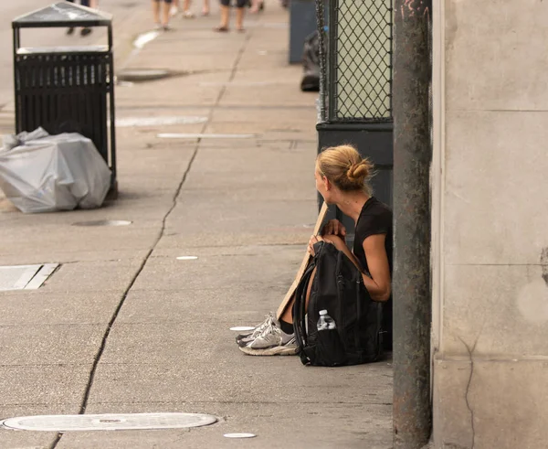 Unknown Homeless Woman Holds Sign Asking Help — Stock Photo, Image