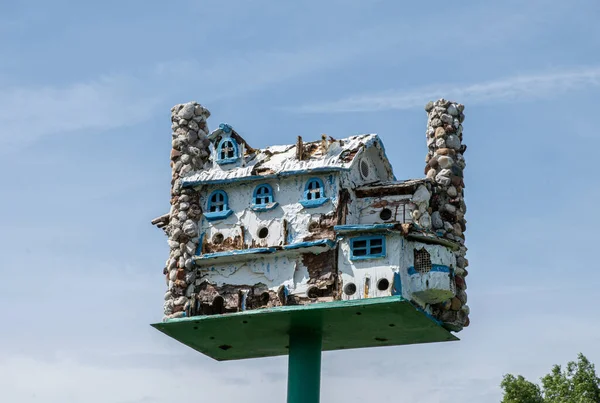 Fantazyjny Birdhouse Czeka Gości Aby Wprowadzić Się Jasne — Zdjęcie stockowe