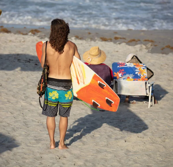 Ung Kvinna Bikini Med Surfbräda Stranden — Stockfoto