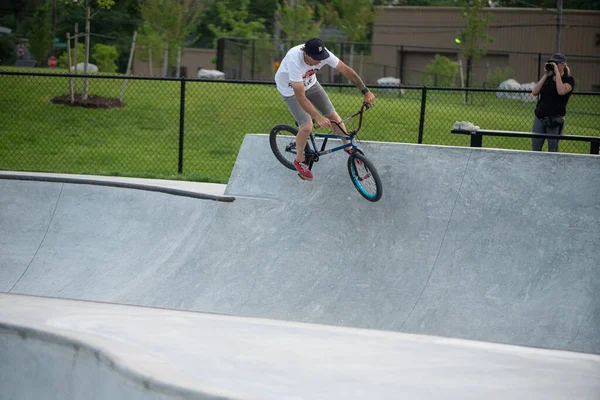 Detroit Michigan Eua 2019 Bmx Pilotos Praticam Truques Entardecer Detroit — Fotografia de Stock