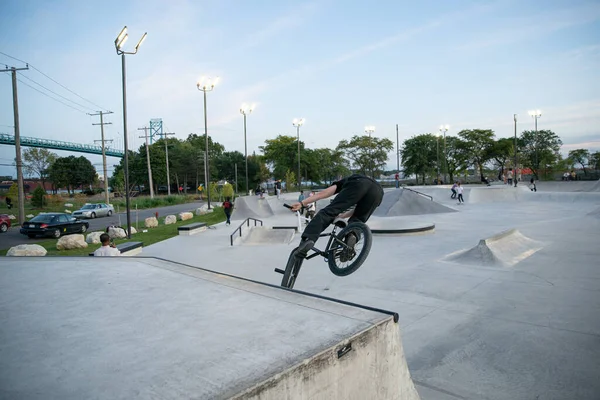 Detroit Michigan Estados Unidos 2019 Patinadores Ciclistas Practican Trucos Atardecer — Foto de Stock