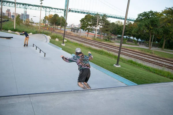 Detroit Michigan Usa 2019 Skater Und Biker Üben Tricks Der — Stockfoto