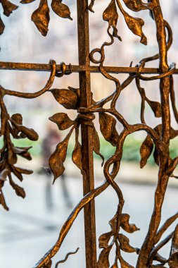 Altın kapı önümüzü kapatıyor.